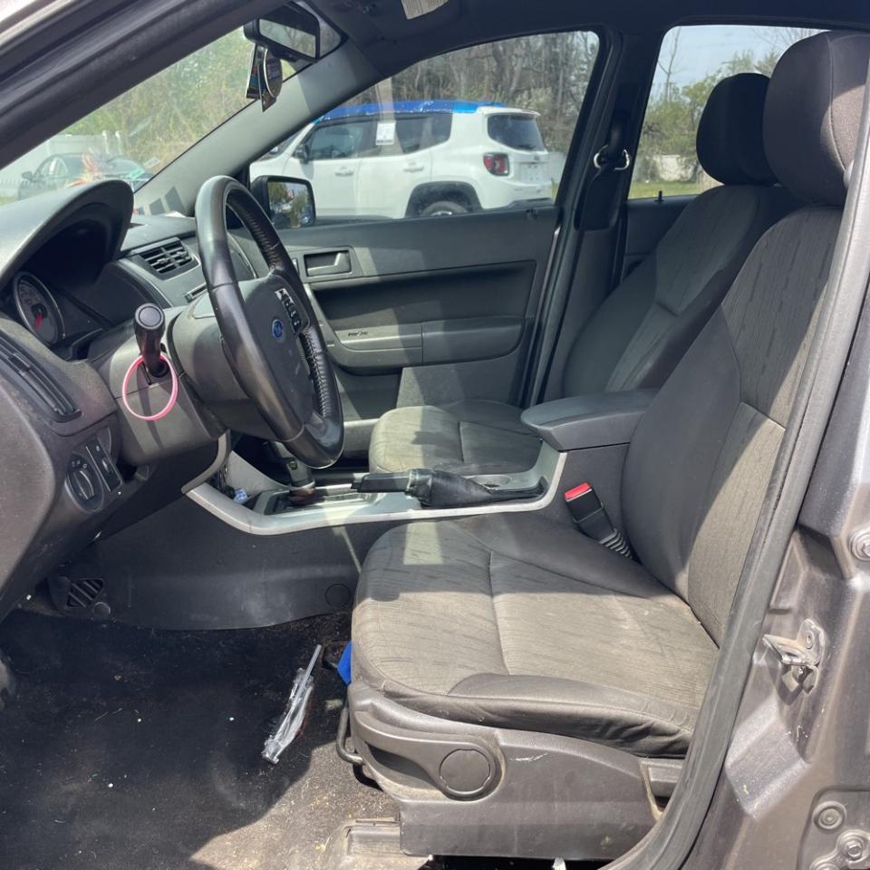 Ford Focus 4dr Sdn SE 2010