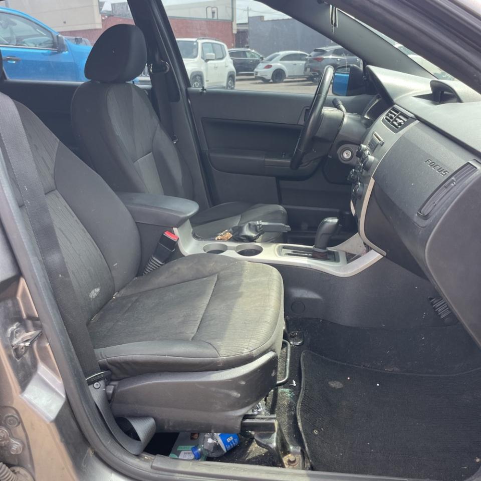 Ford Focus 4dr Sdn SE 2010