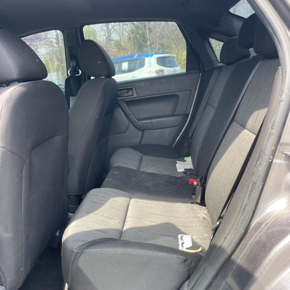 Ford Focus 4dr Sdn SE 2010