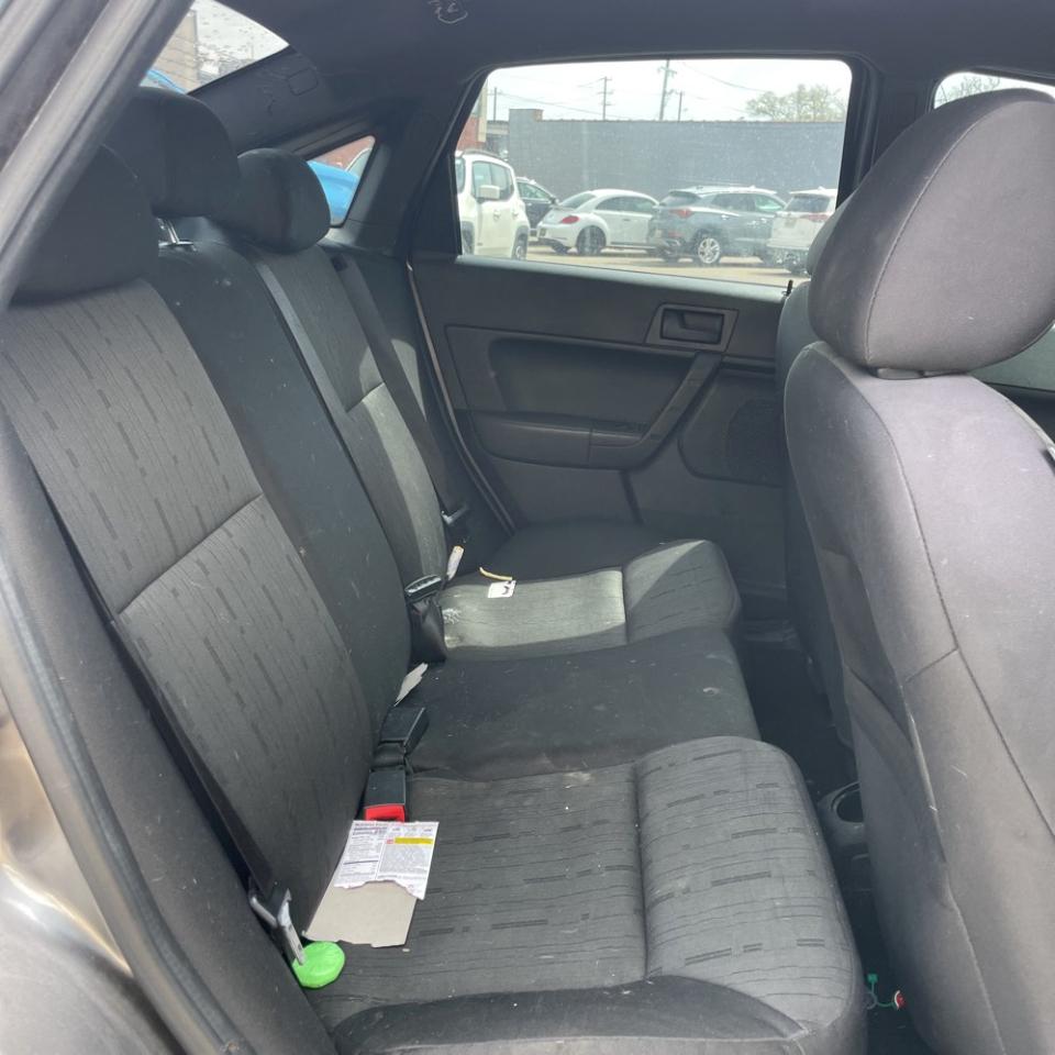 Ford Focus 4dr Sdn SE 2010