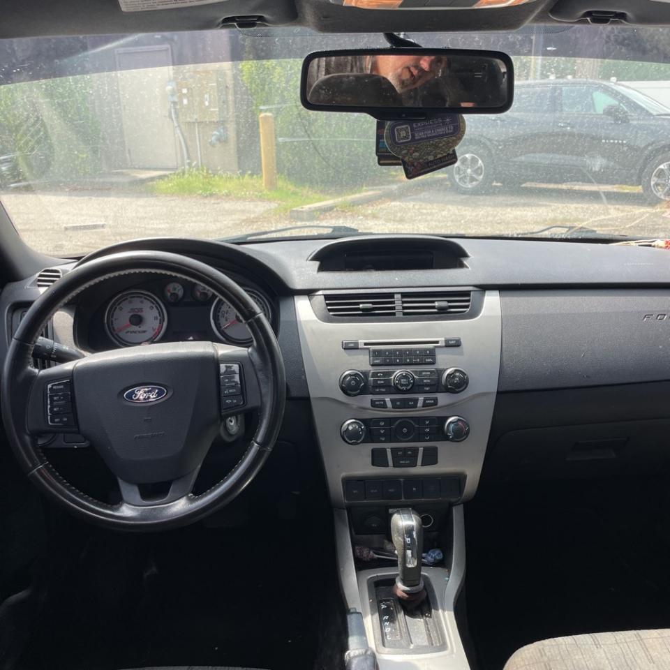 Ford Focus 4dr Sdn SE 2010