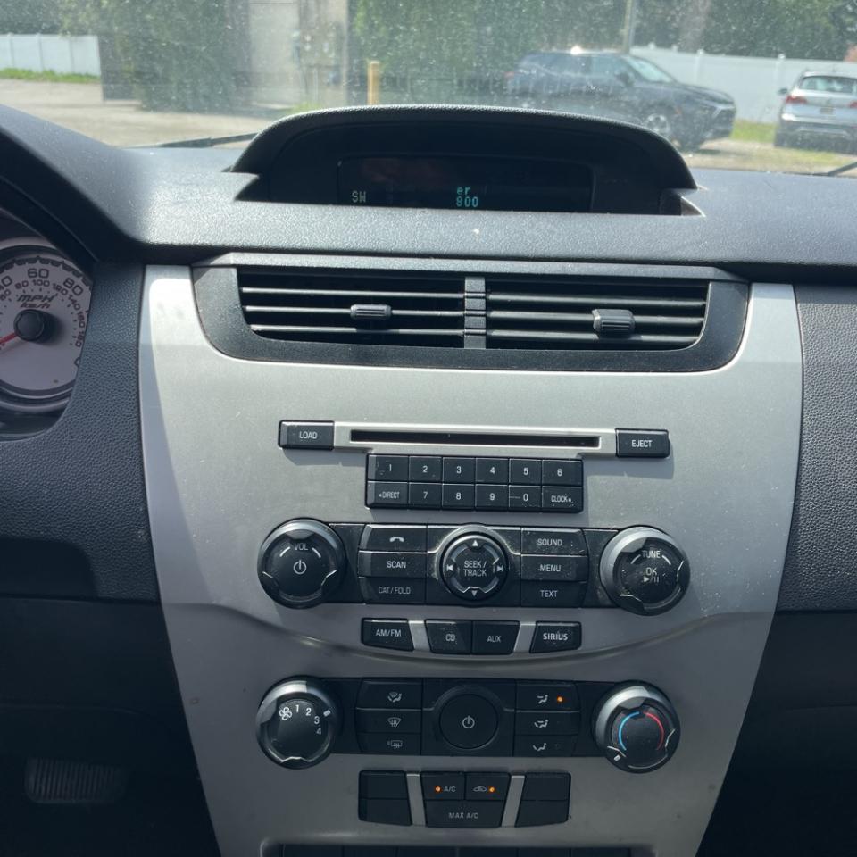 Ford Focus 4dr Sdn SE 2010