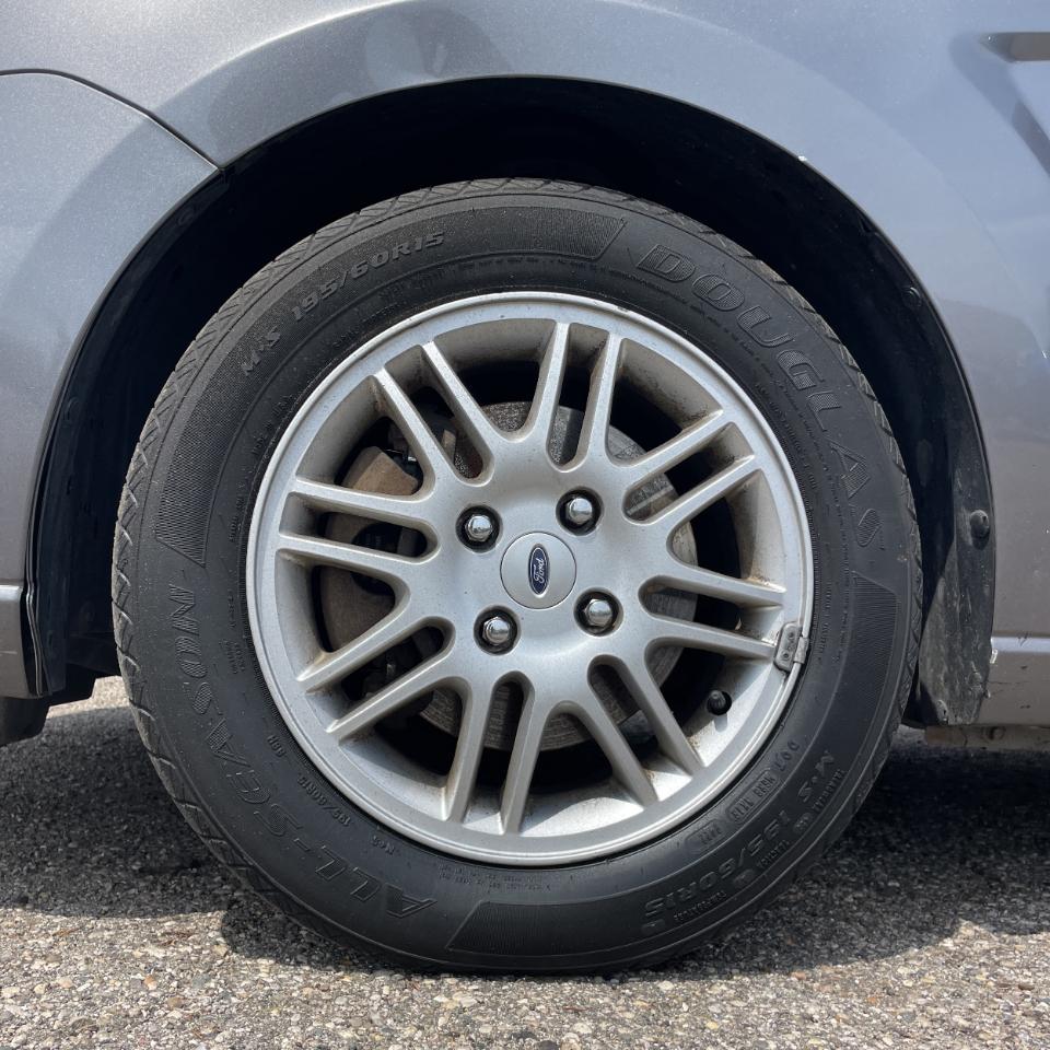 Ford Focus 4dr Sdn SE 2010