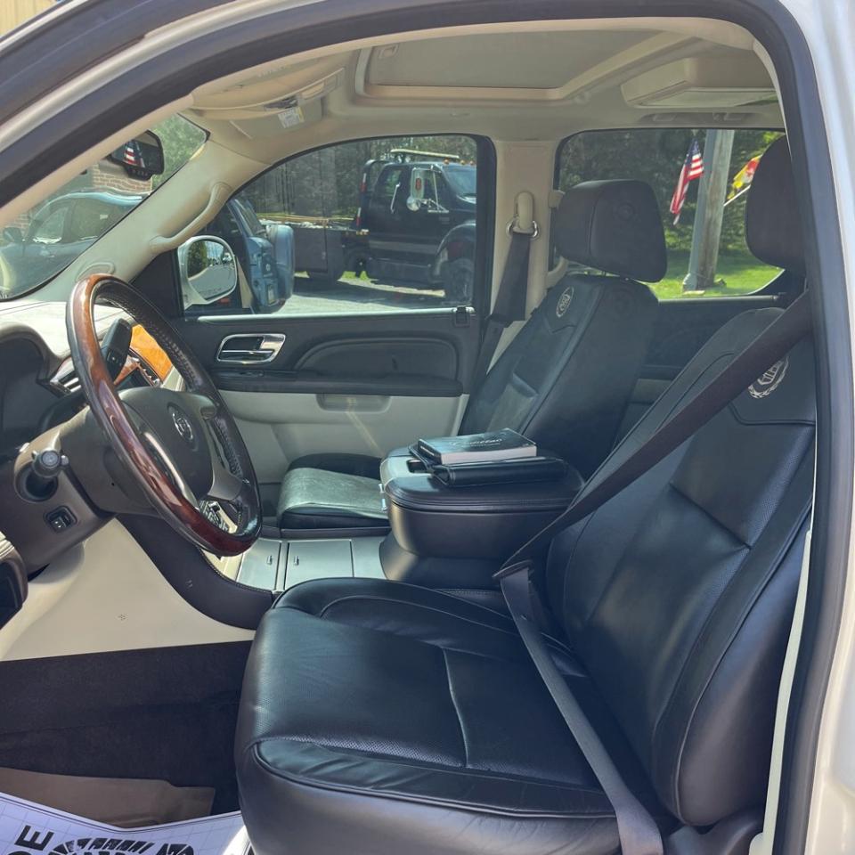 Cadillac Escalade ESV AWD 4dr Platinum Edition 2011