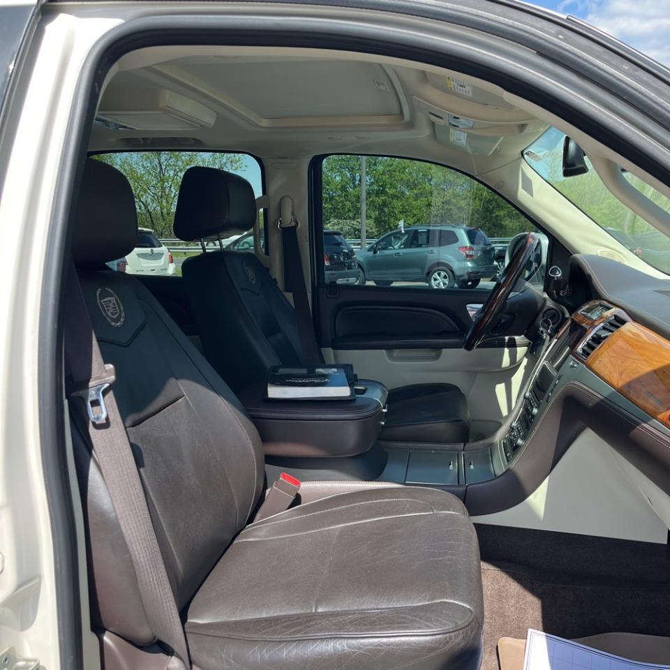 Cadillac Escalade ESV AWD 4dr Platinum Edition 2011