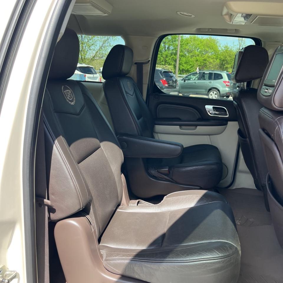 Cadillac Escalade ESV AWD 4dr Platinum Edition 2011