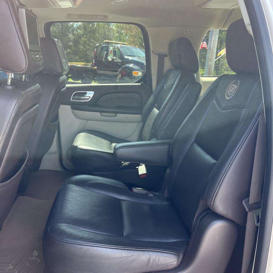 Cadillac Escalade ESV AWD 4dr Platinum Edition 2011