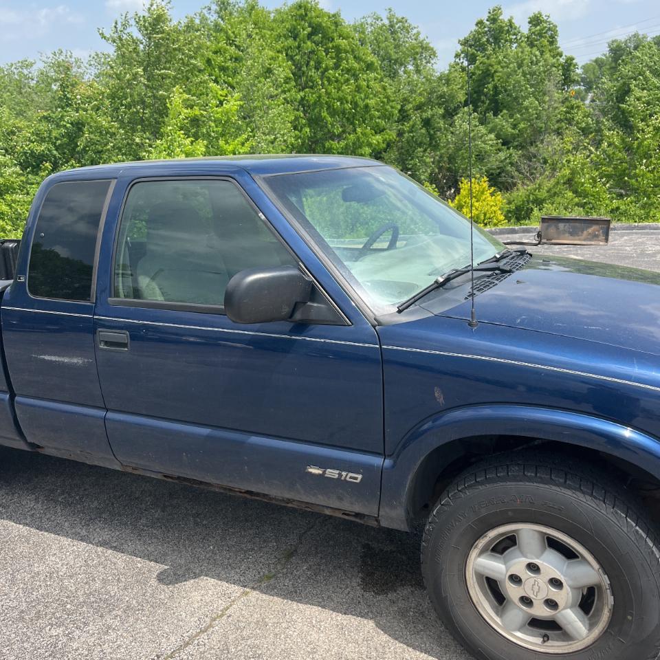 Chevrolet S-10 Ext Cab 123" WB 4WD LS 1999