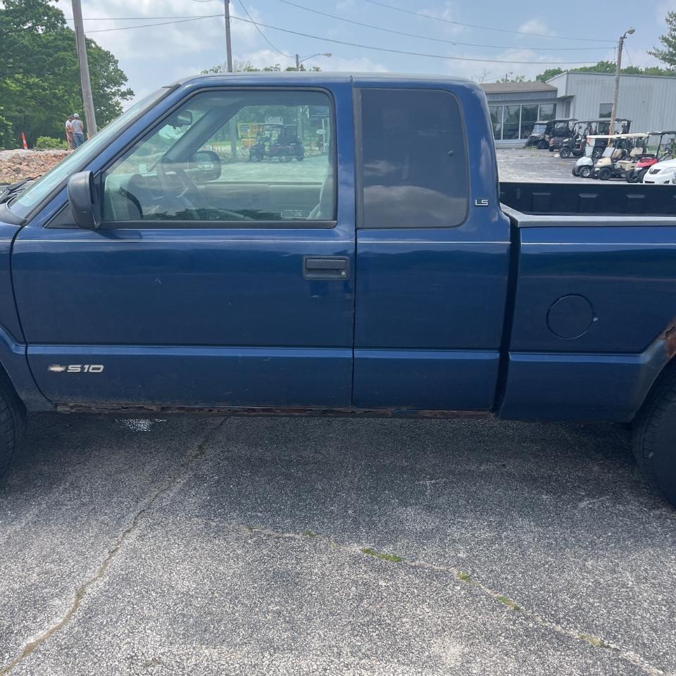 Chevrolet S-10 Ext Cab 123" WB 4WD LS 1999