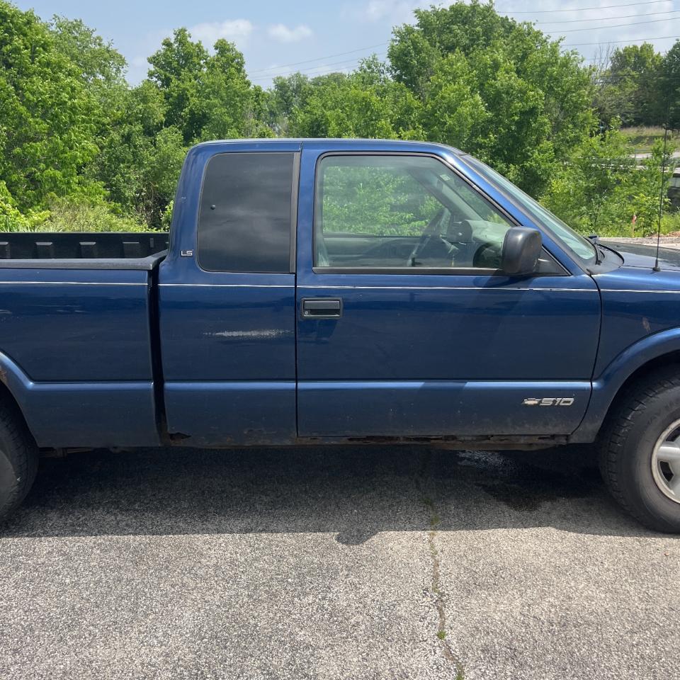 Chevrolet S-10 Ext Cab 123" WB 4WD LS 1999