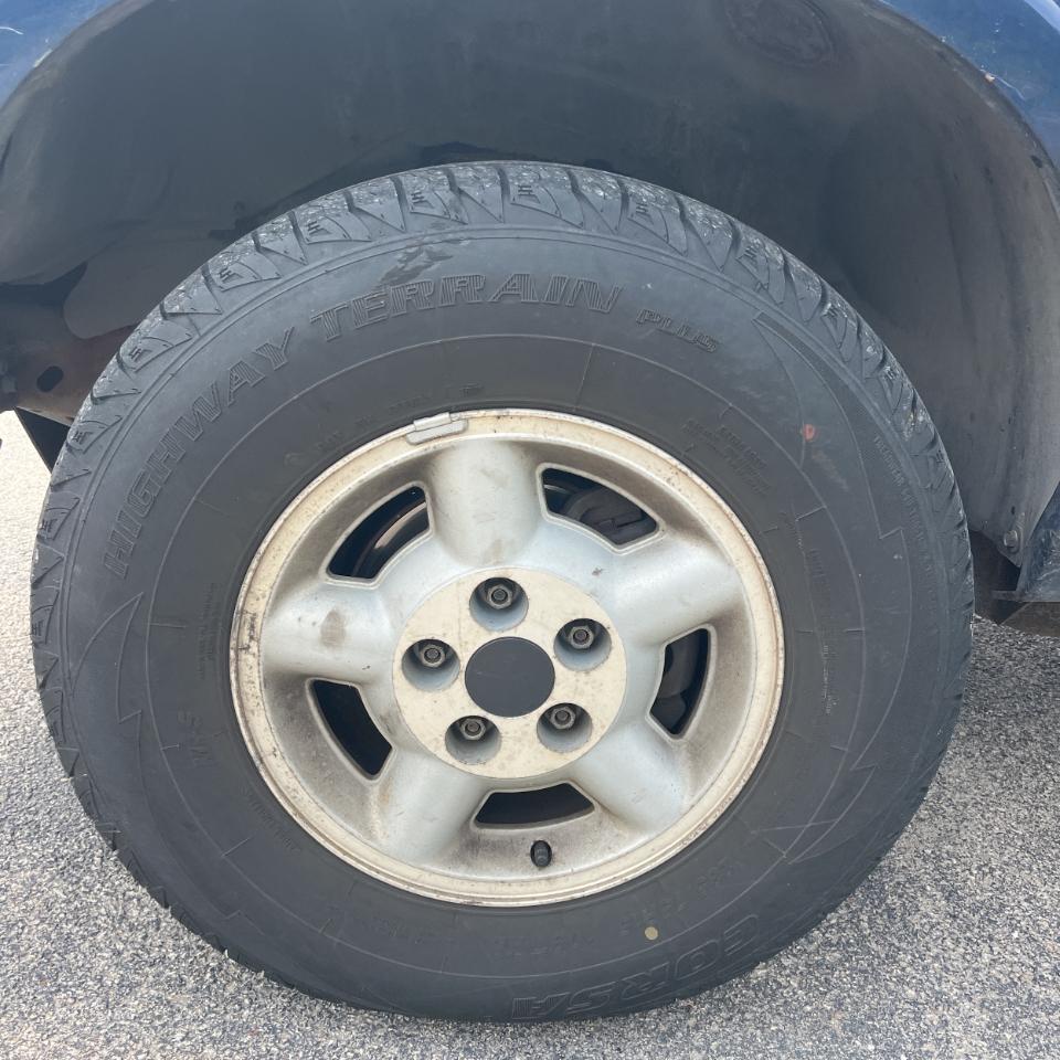 Chevrolet S-10 Ext Cab 123" WB 4WD LS 1999