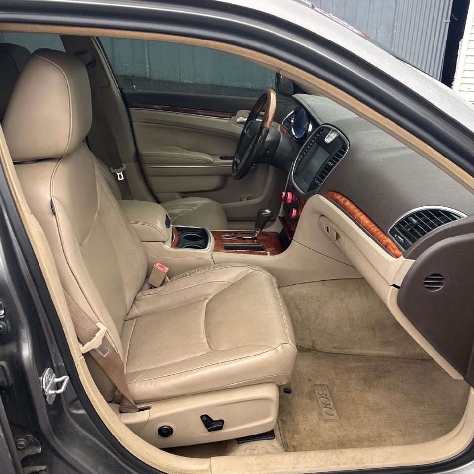 Chrysler 300 4dr Sdn 300C RWD 2011