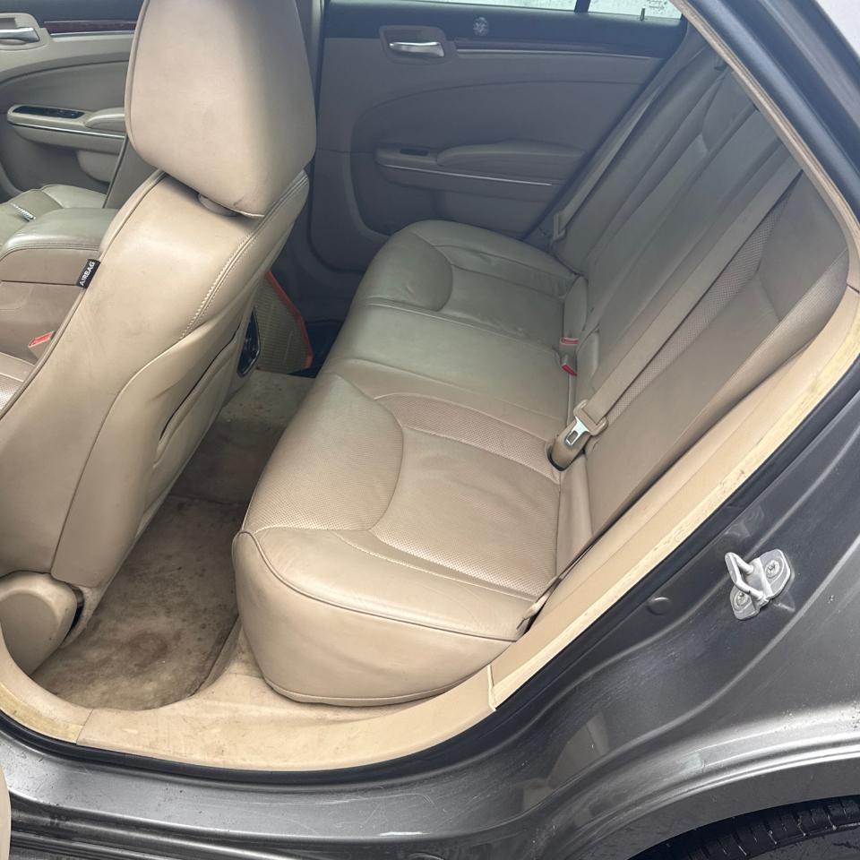 Chrysler 300 4dr Sdn 300C RWD 2011