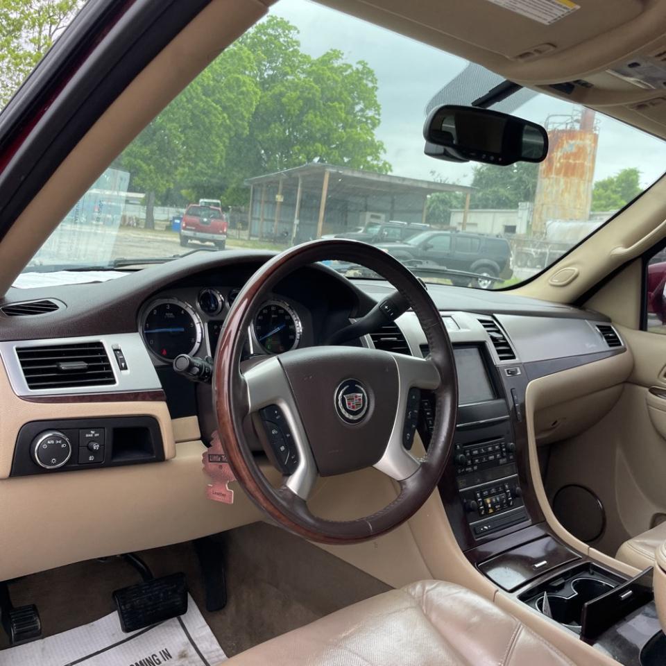 Cadillac Escalade AWD 4dr Luxury 2011