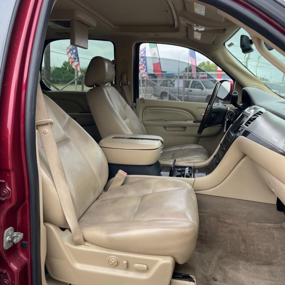 Cadillac Escalade AWD 4dr Luxury 2011