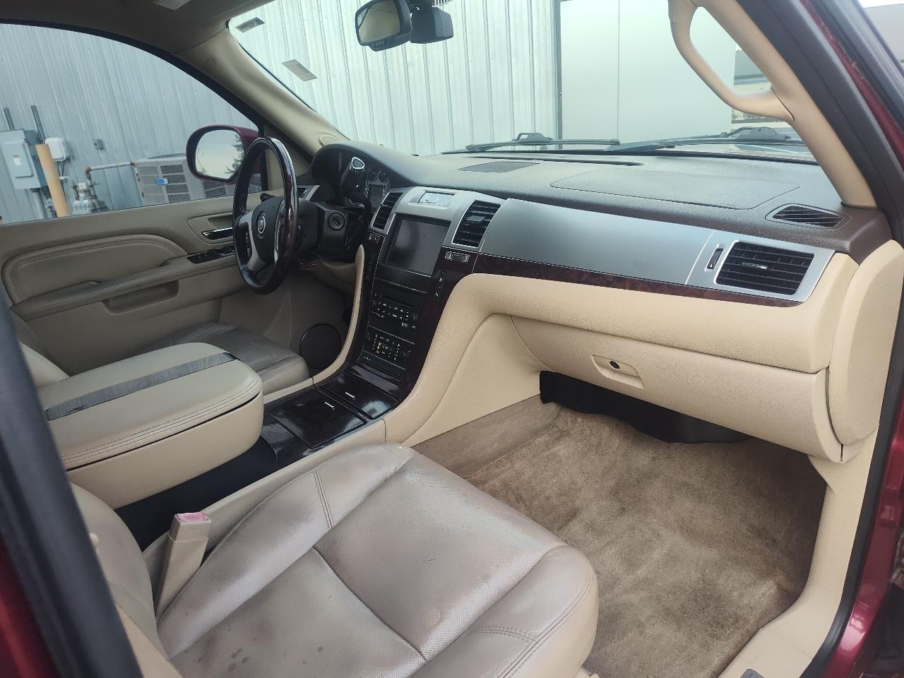 Cadillac Escalade AWD 4dr Luxury 2011
