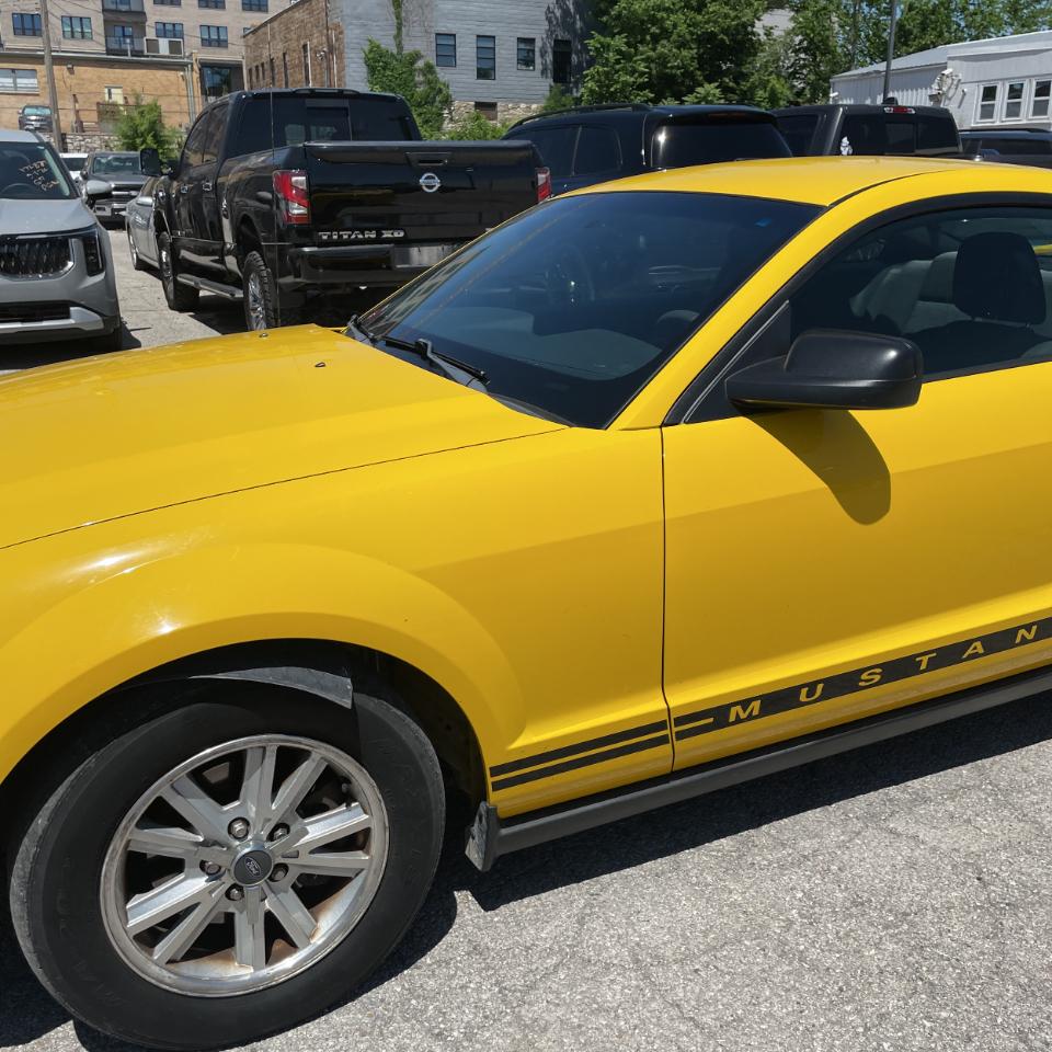 Ford Mustang 2dr Cpe Deluxe 2005