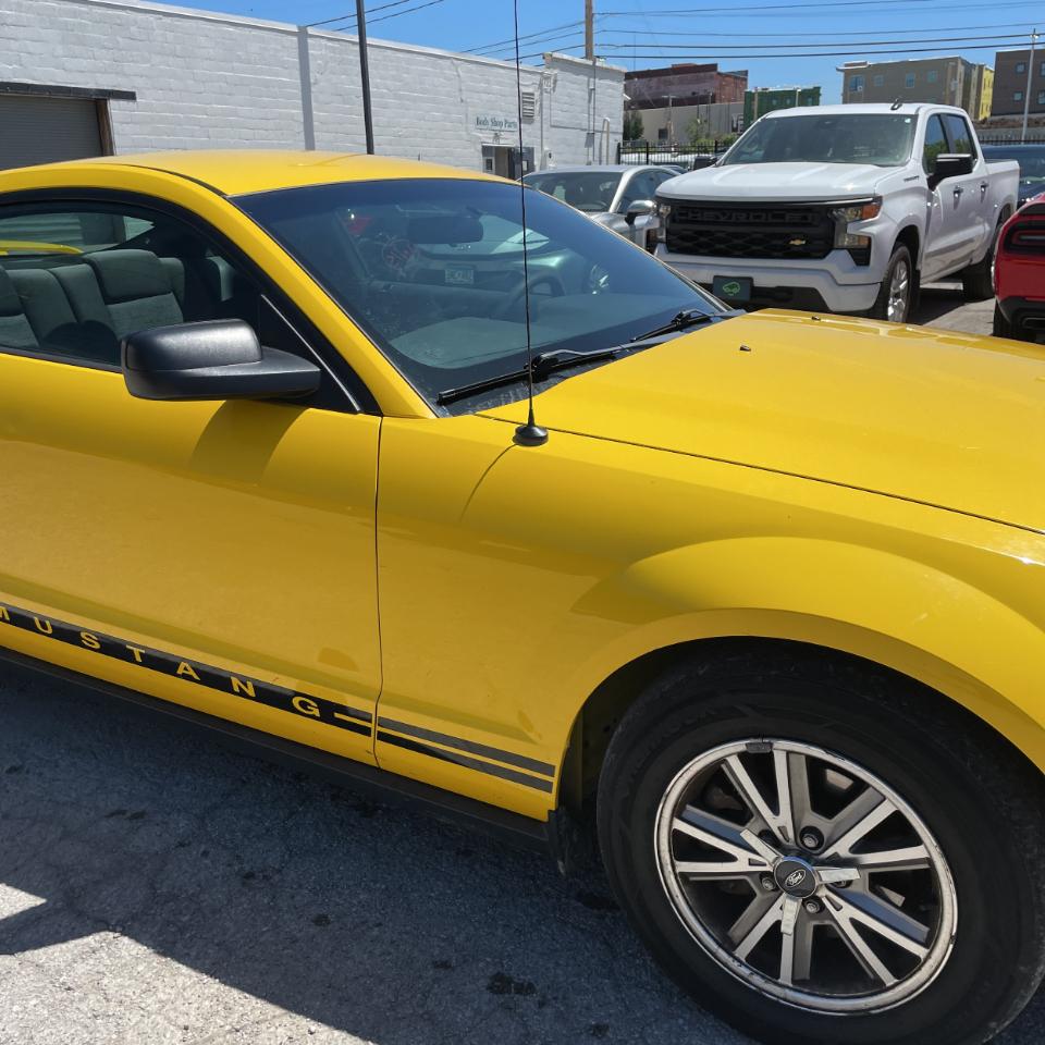 Ford Mustang 2dr Cpe Deluxe 2005