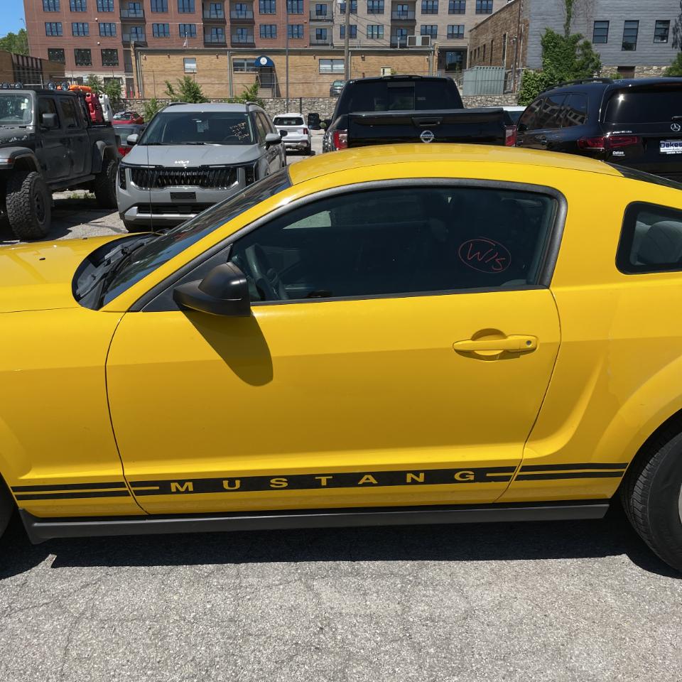 Ford Mustang 2dr Cpe Deluxe 2005