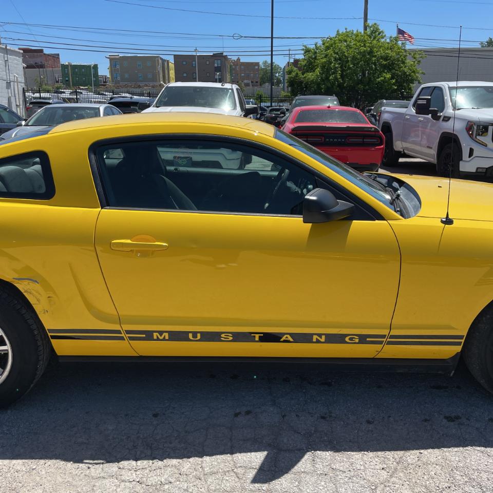 Ford Mustang 2dr Cpe Deluxe 2005