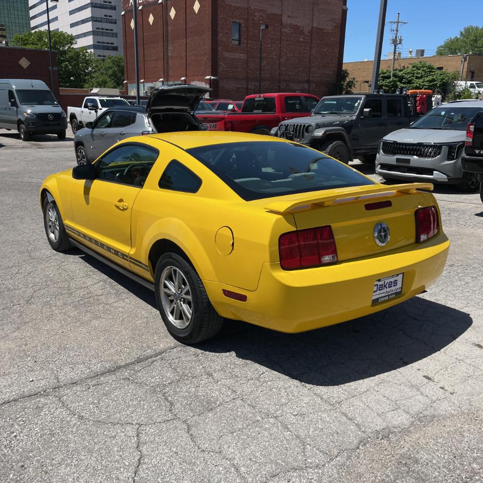 Ford Mustang 2dr Cpe Deluxe 2005