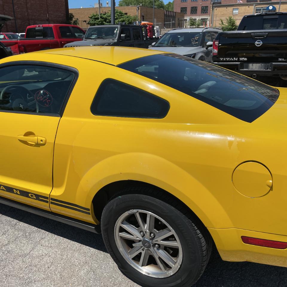Ford Mustang 2dr Cpe Deluxe 2005