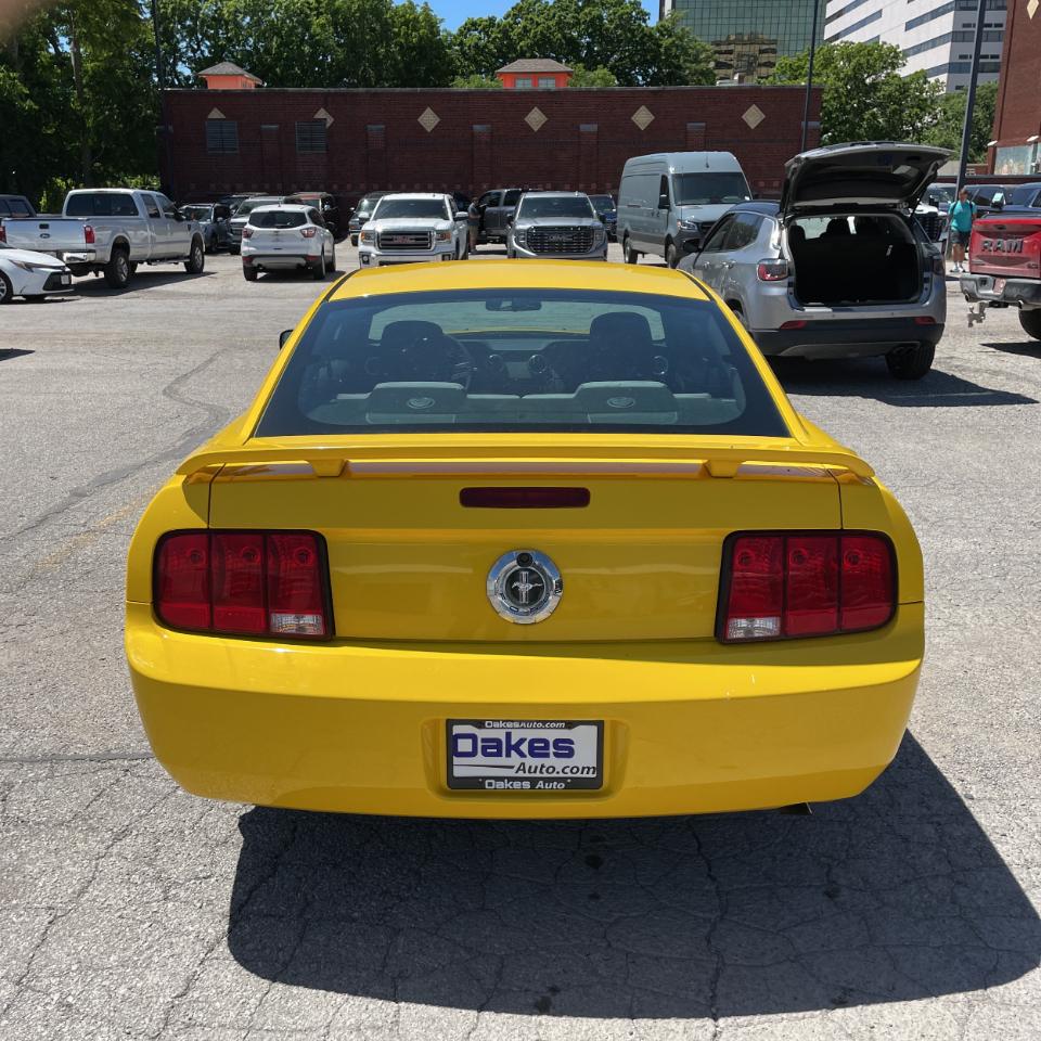 Ford Mustang 2dr Cpe Deluxe 2005