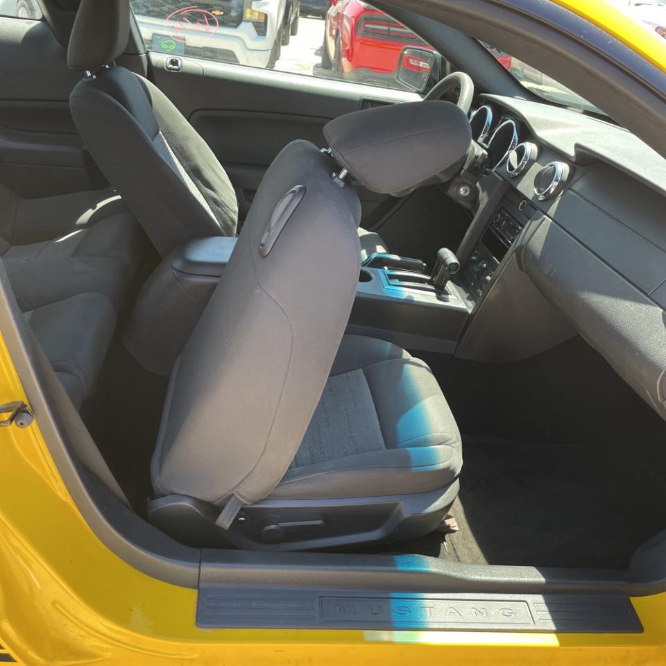 Ford Mustang 2dr Cpe Deluxe 2005