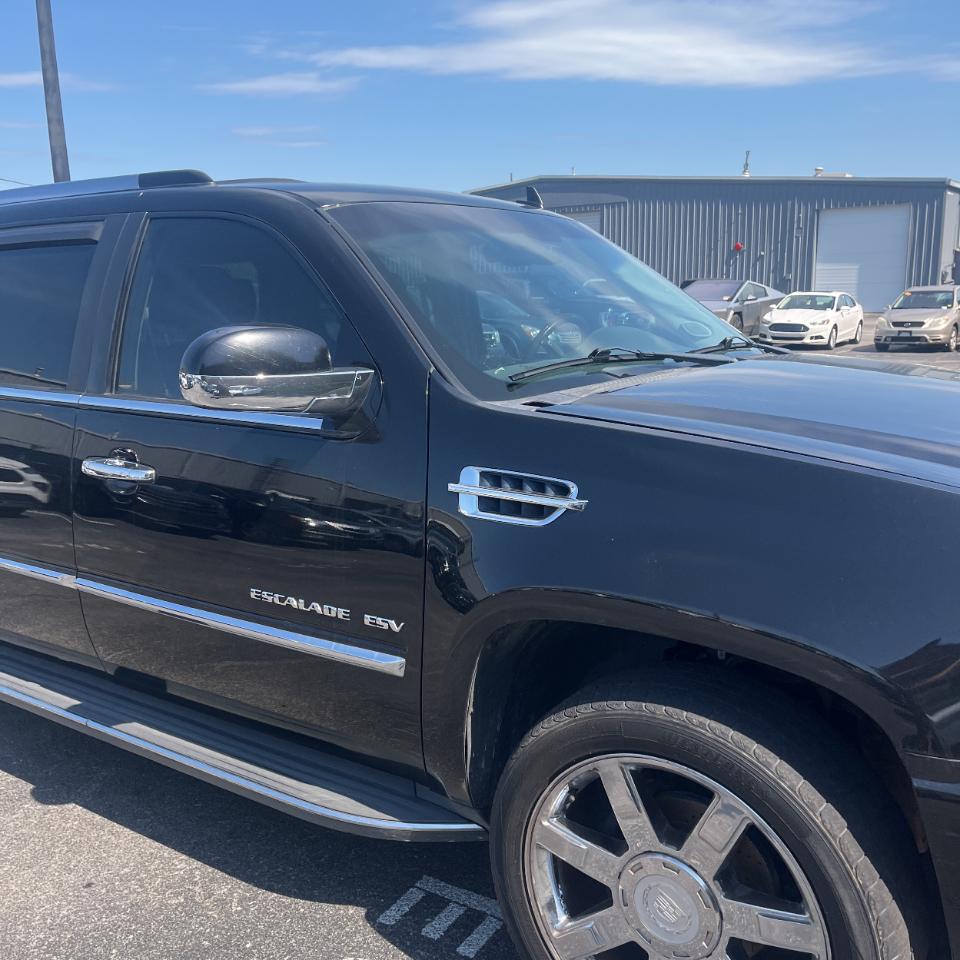 Cadillac Escalade ESV AWD 4dr Luxury 2011
