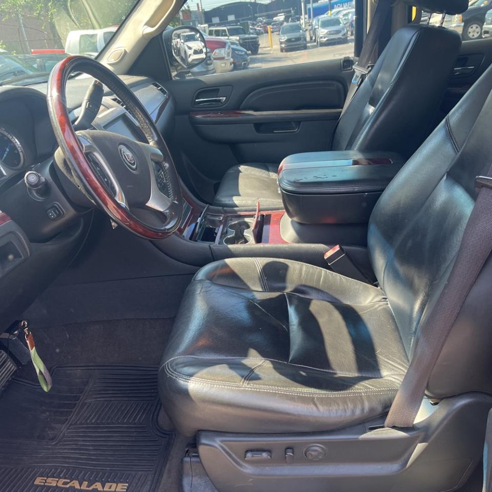 Cadillac Escalade ESV AWD 4dr Luxury 2011