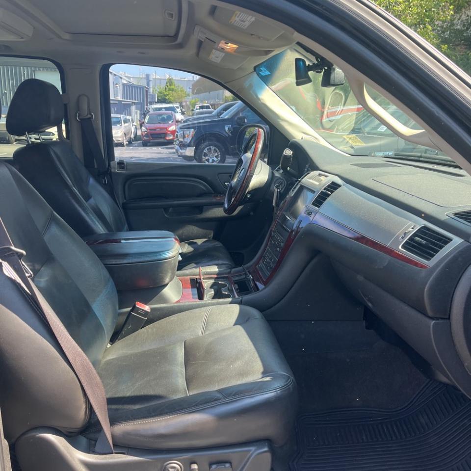Cadillac Escalade ESV AWD 4dr Luxury 2011