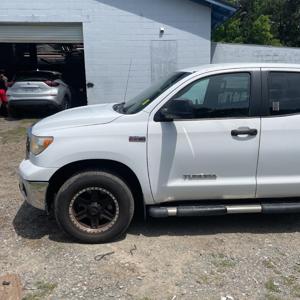 Toyota Tundra 4WD Truck Dbl 5.7L V8 6-Spd AT (Natl) 2010