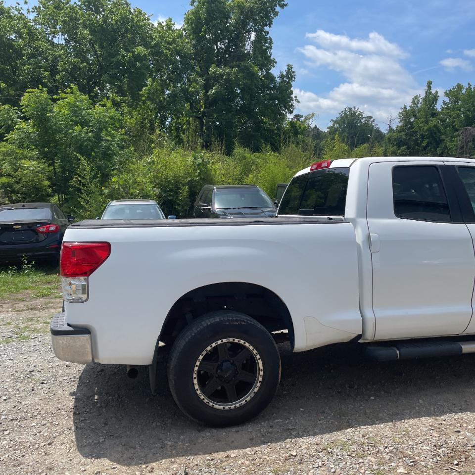 Toyota Tundra 4WD Truck Dbl 5.7L V8 6-Spd AT (Natl) 2010