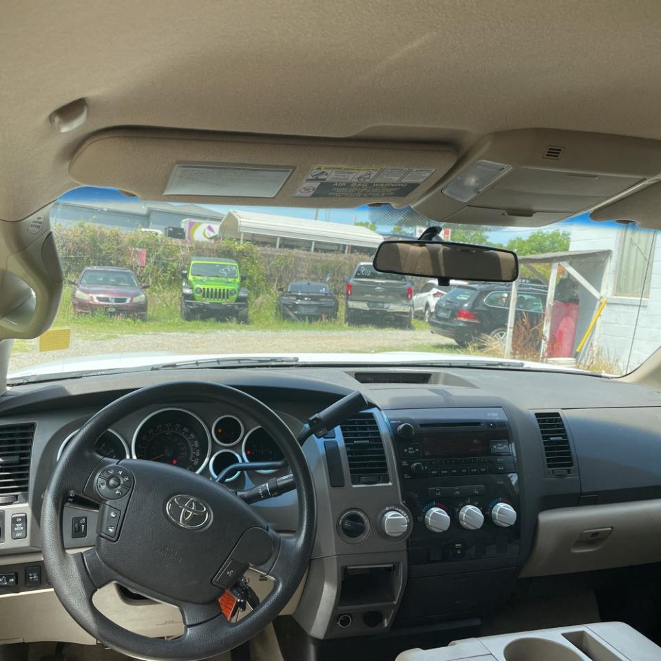 Toyota Tundra 4WD Truck Dbl 5.7L V8 6-Spd AT (Natl) 2010
