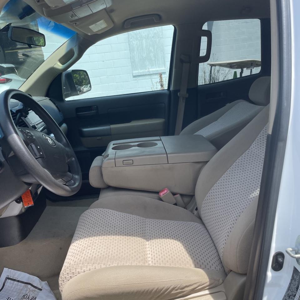 Toyota Tundra 4WD Truck Dbl 5.7L V8 6-Spd AT (Natl) 2010