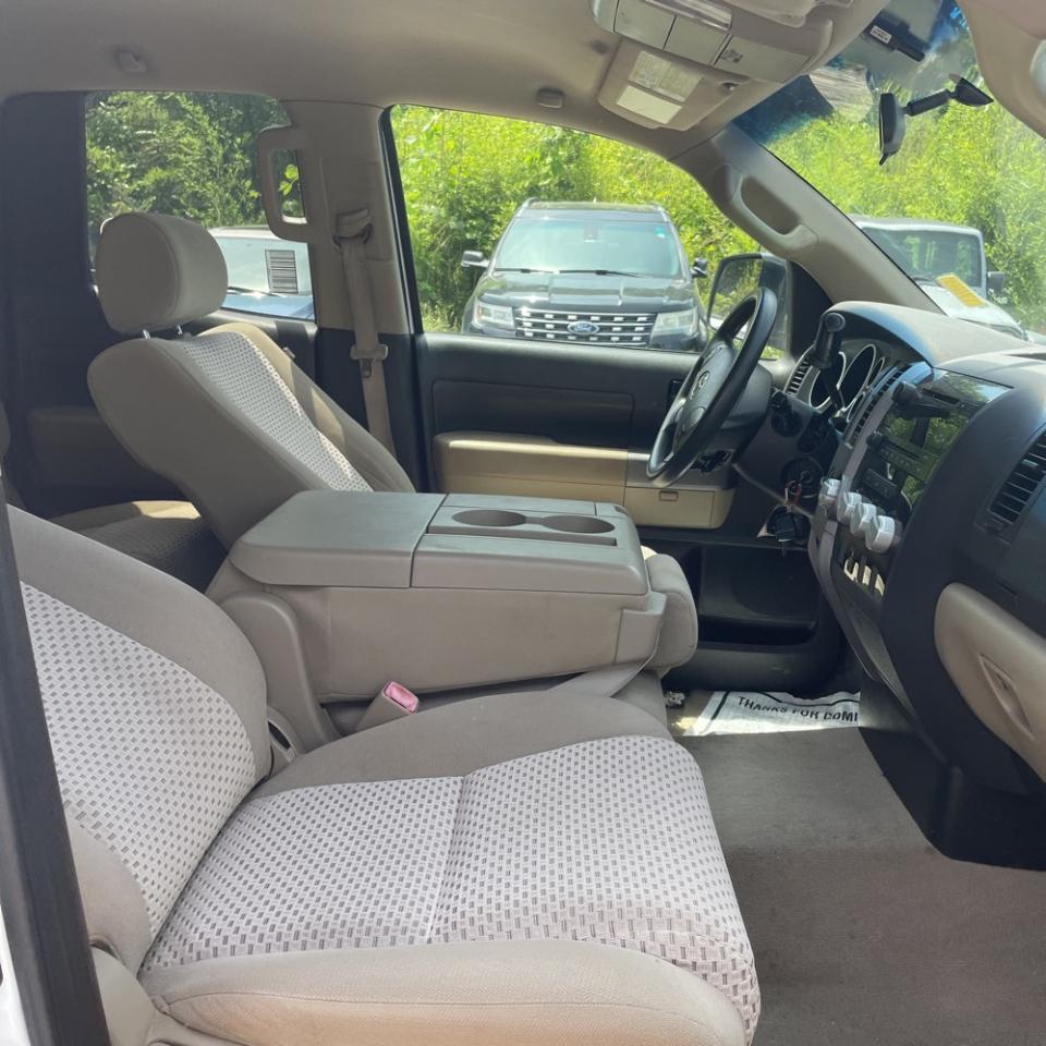 Toyota Tundra 4WD Truck Dbl 5.7L V8 6-Spd AT (Natl) 2010