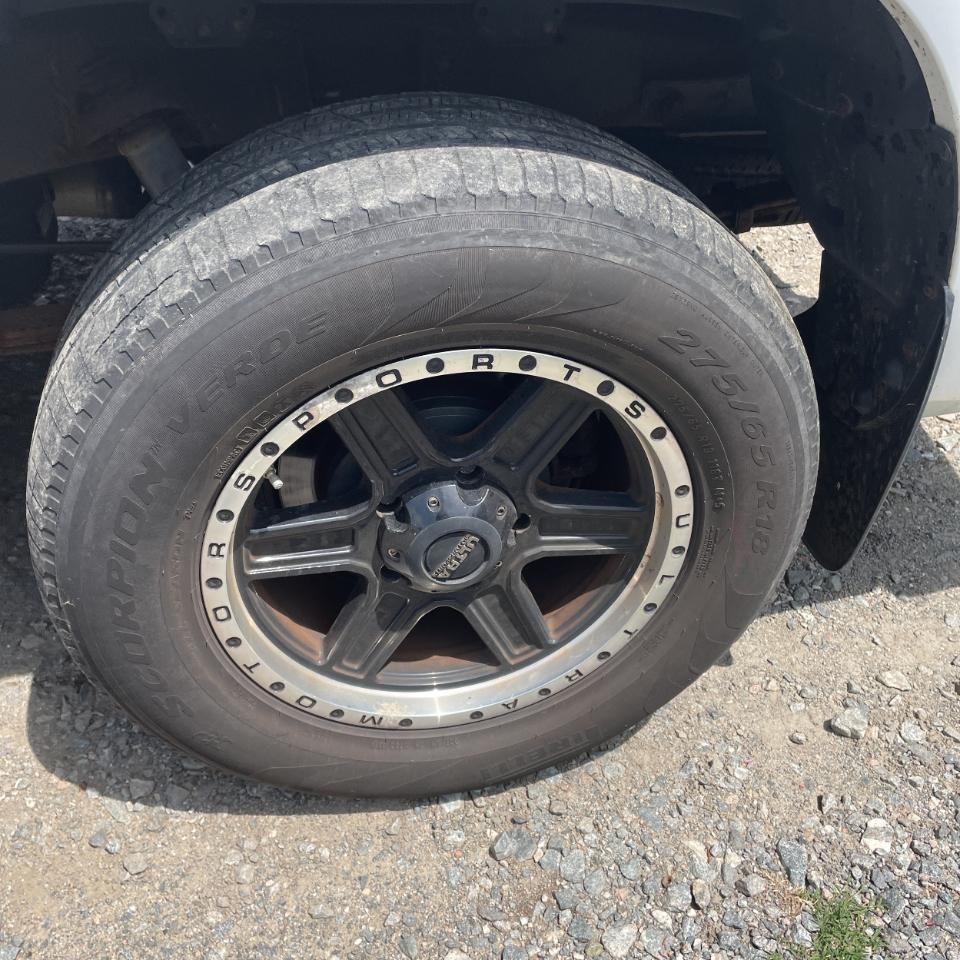Toyota Tundra 4WD Truck Dbl 5.7L V8 6-Spd AT (Natl) 2010