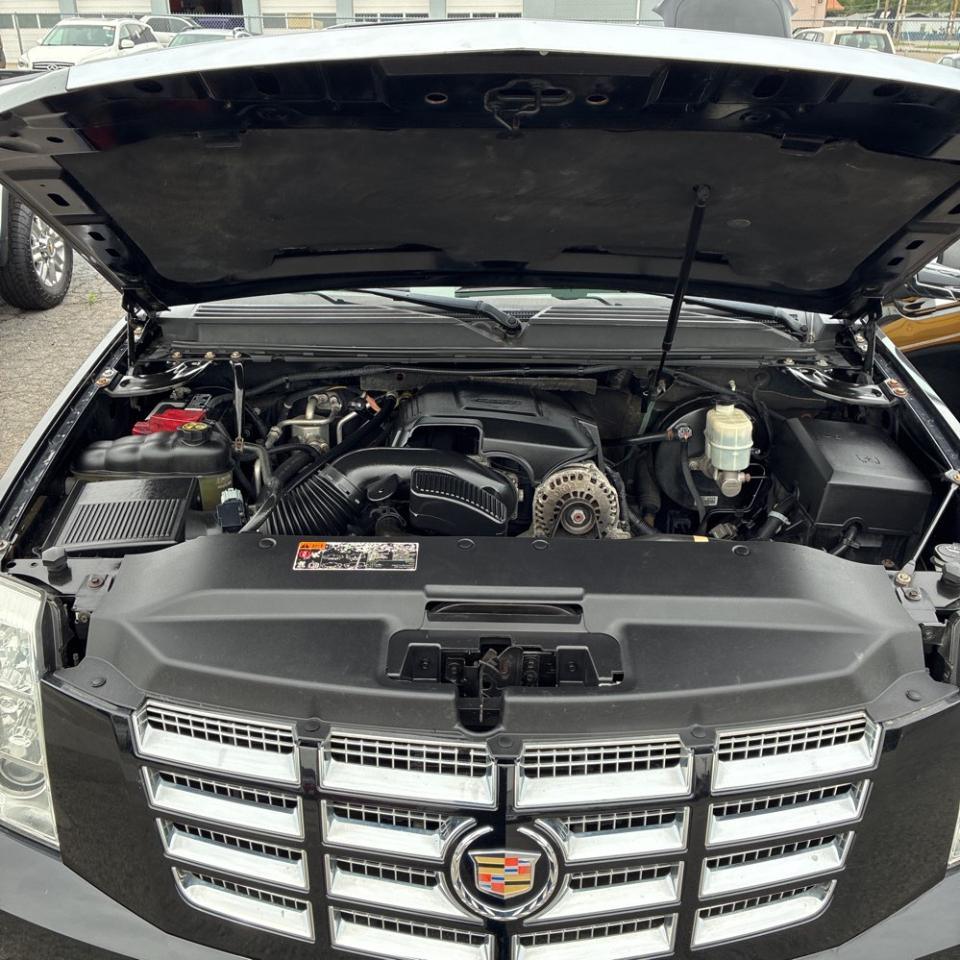 Cadillac Escalade ESV AWD 4dr Luxury 2012