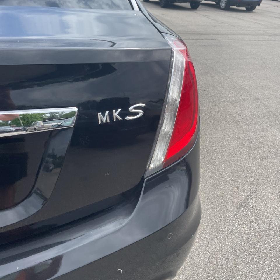 Lincoln MKS 4dr Sdn 3.7L FWD 2010