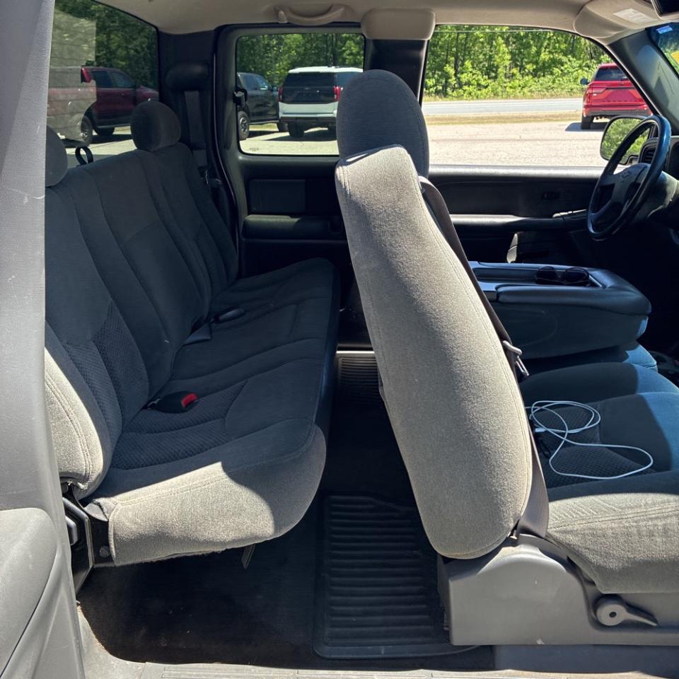 Chevrolet Silverado 1500 Ext Cab 143.5" WB 4WD LS 2003