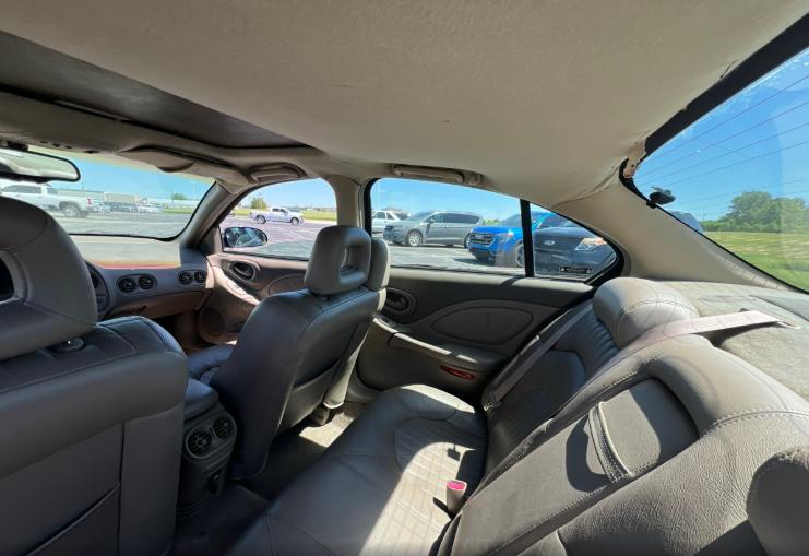 Pontiac Bonneville 4dr Sdn SLE 2002