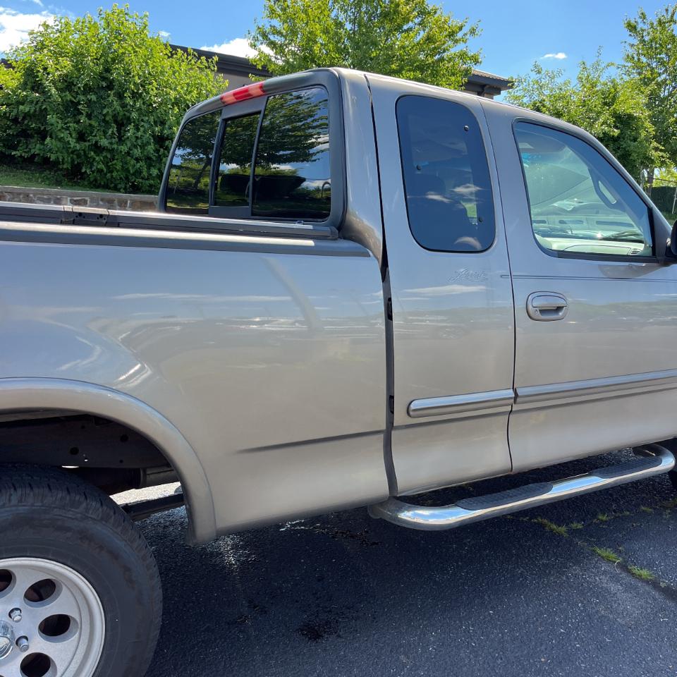 Ford F-150 Supercab 139" XL 4WD 2002