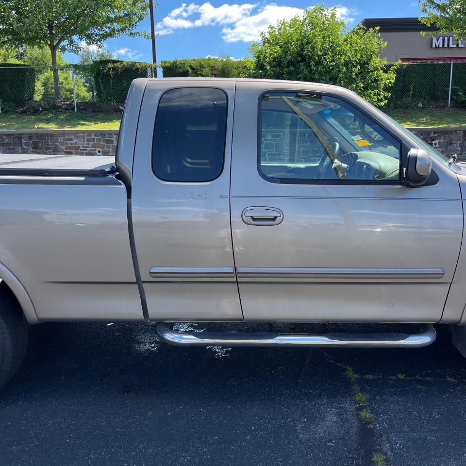 Ford F-150 Supercab 139" XL 4WD 2002