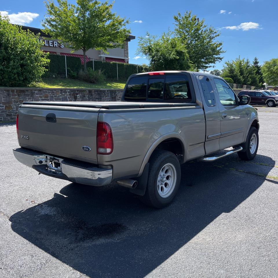 Ford F-150 Supercab 139" XL 4WD 2002