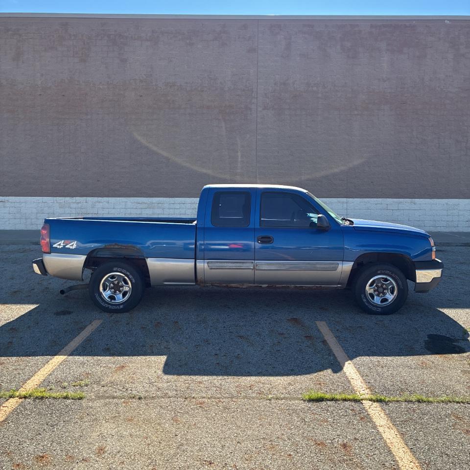 Chevrolet Silverado 1500 Ext Cab 143.5" WB 4WD LS 2003