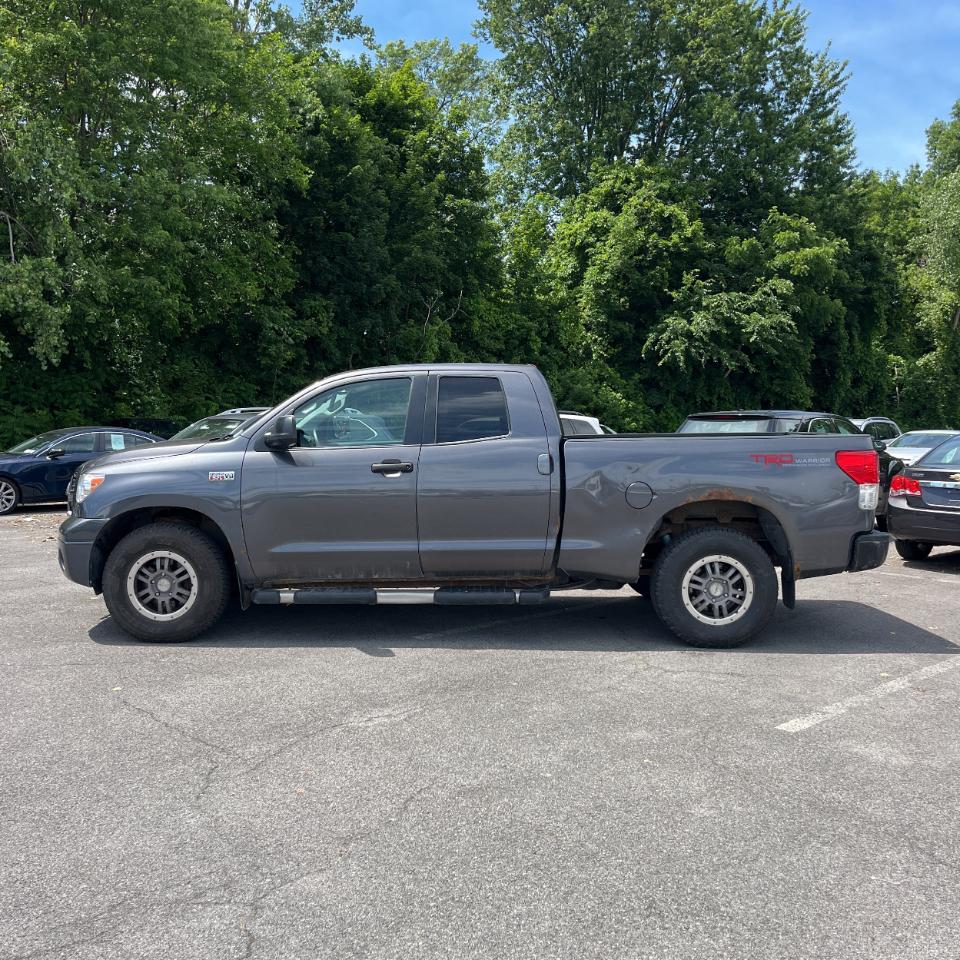 Toyota Tundra 4WD Truck Dbl 5.7L V8 6-Spd AT (Natl) 2011