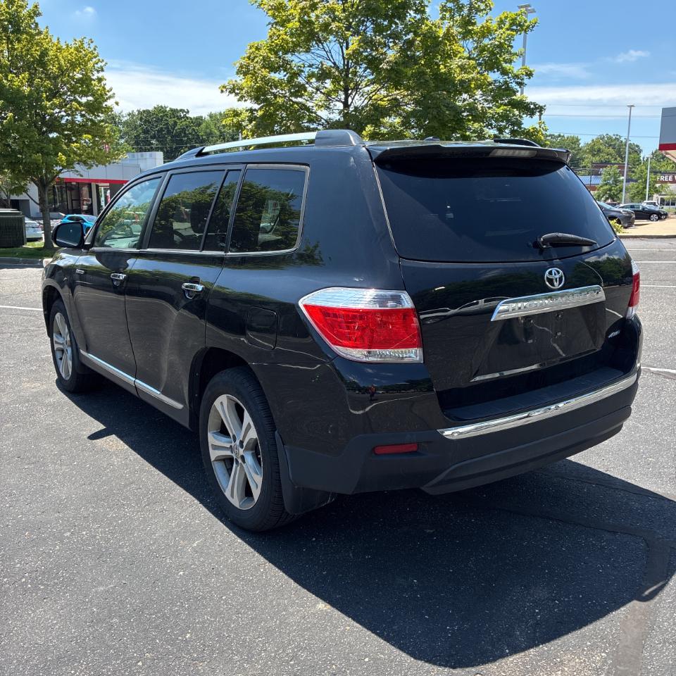 Toyota Highlander 4WD 4dr V6 Limited (Natl) 2011