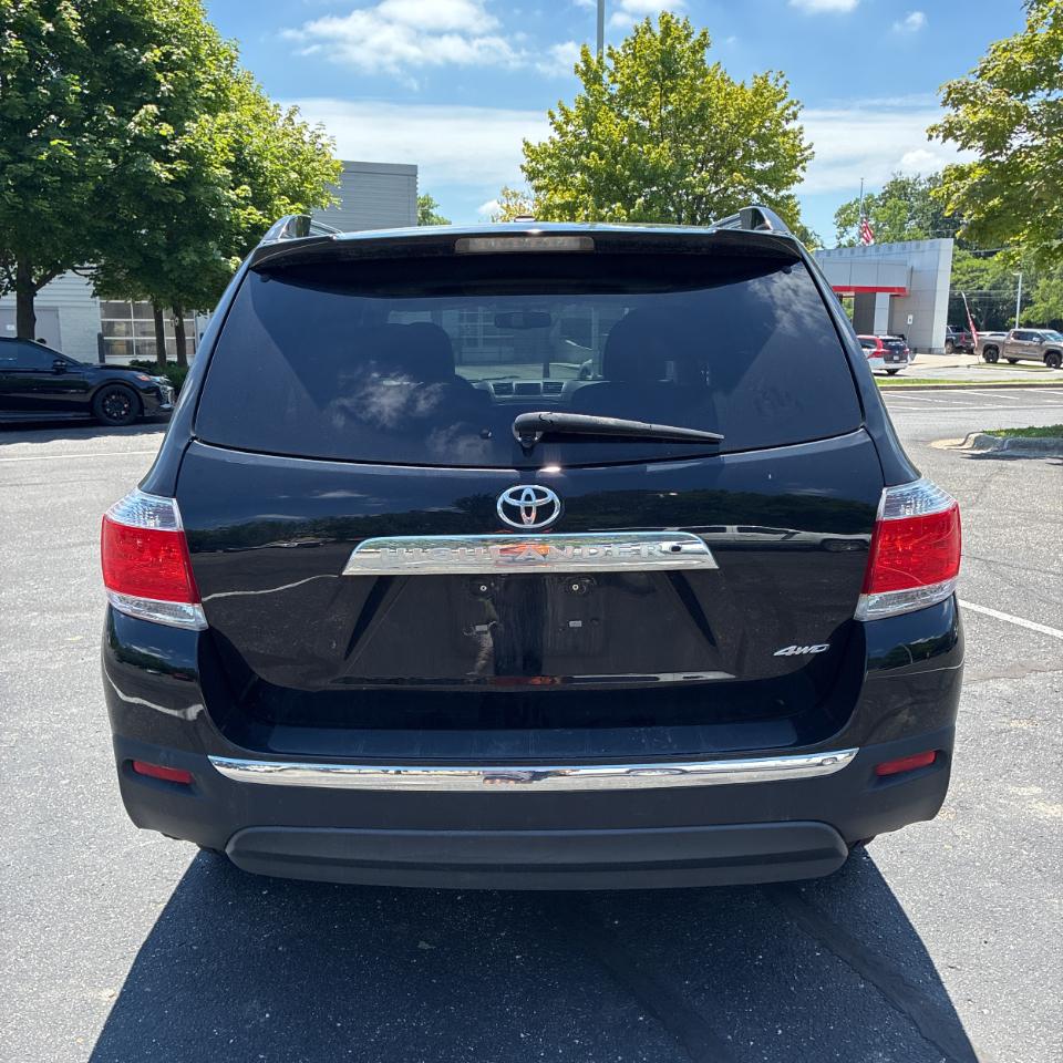 Toyota Highlander 4WD 4dr V6 Limited (Natl) 2011