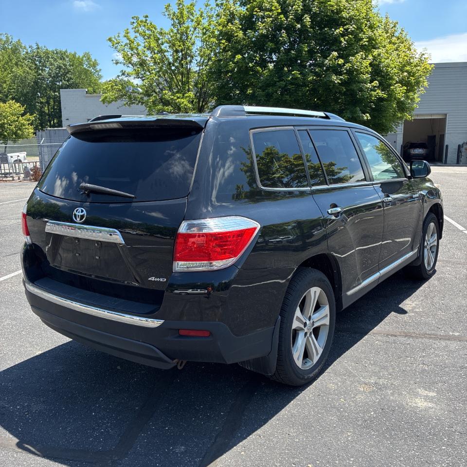 Toyota Highlander 4WD 4dr V6 Limited (Natl) 2011
