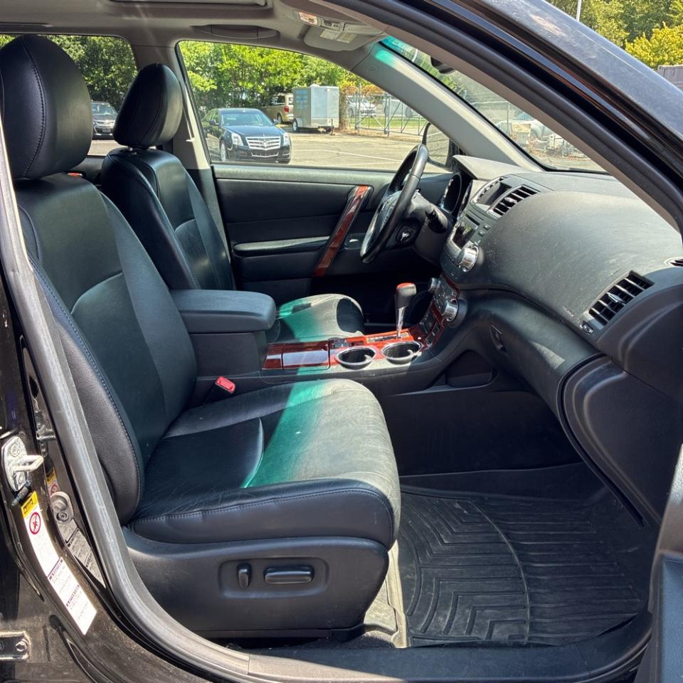 Toyota Highlander 4WD 4dr V6 Limited (Natl) 2011